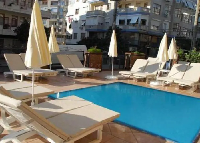 阿塔克公寓式酒店 4* 阿拉尼亚