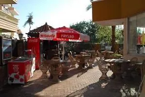 阿塔克公寓式酒店 4* 阿拉尼亚